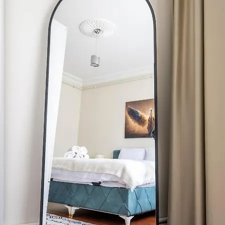 Huge 2br Flat 2 Minutes To Taksim Square *